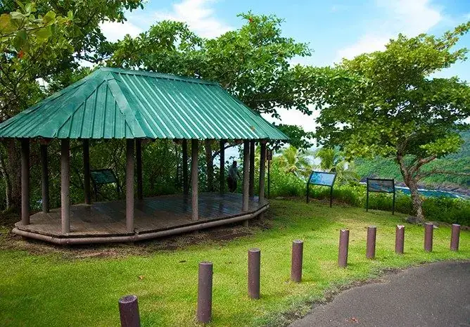 Posts, a hut, waysides and a trail.