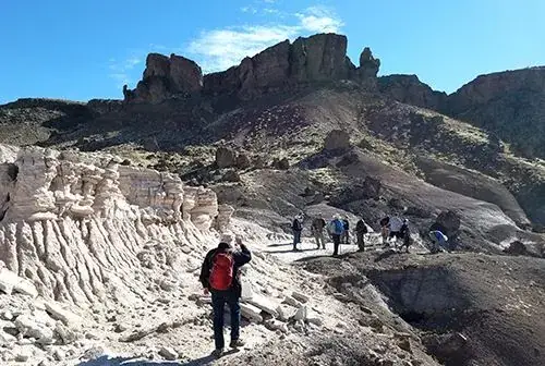 Hikers below the volcanic cliffs of Pintado Point